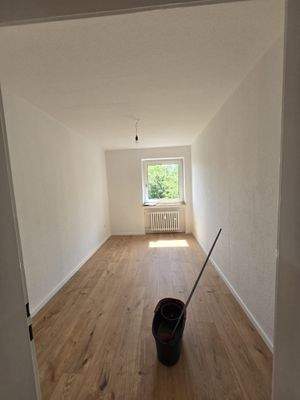 Leeres Zimmer mit Eimer