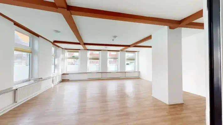 Gastraum mit Zugang zur Küche