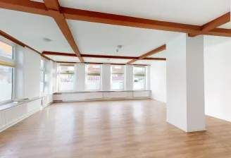 Gastraum mit Zugang zur Küche