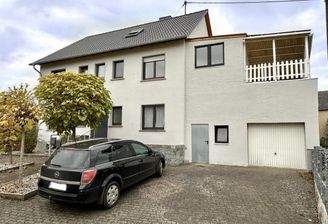 Vorderansicht mit Garagengebäude