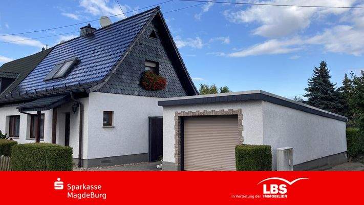 Seitenansicht mit Garage