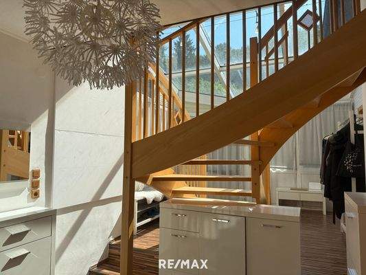 Wintergarten mit  Aufgang ins OG