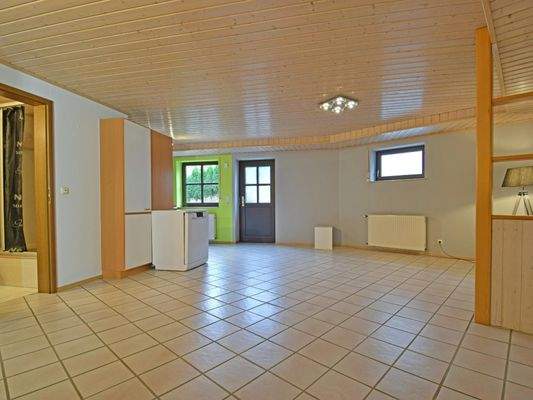 ... mit großem Wohnraum und Küchenzeile...