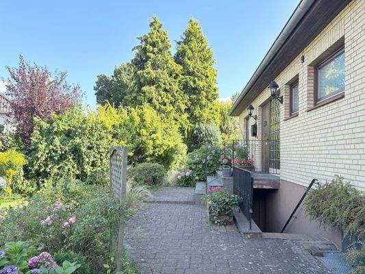 seitlicher Blick mit Kellereingang