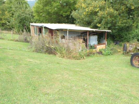 Schuppen am Ende des Grundstücks