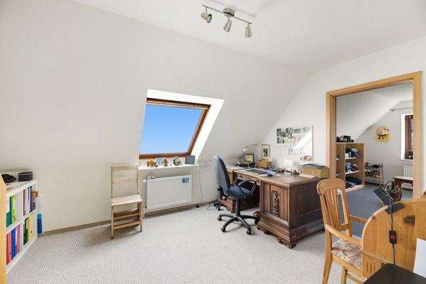 Büro - Gästezimmer mit Zugang zum Ankleideraum