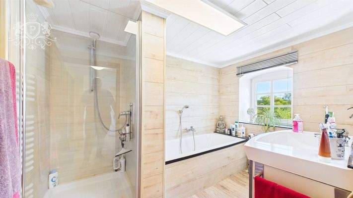 1. Wohneinheit Obergeschoss - Badezimmer