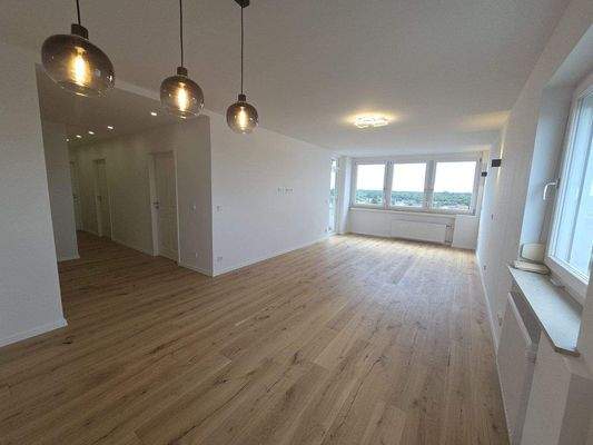 Wohn- Essbereich mit Blick in den Flur