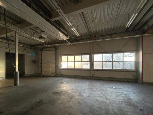 Halle innen Lkw Zufahrt