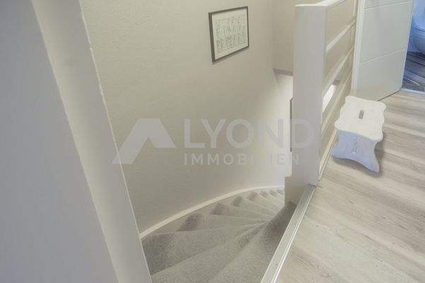 Gut begehbare Treppe vom Erdgeschoss zum Obergeschoss