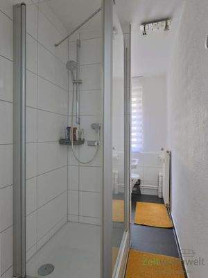 verglaste Dusche im Bad