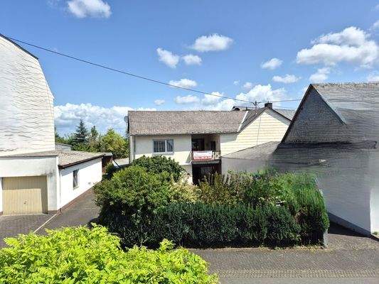 Einfamilienhaus mit Garage und Garten
