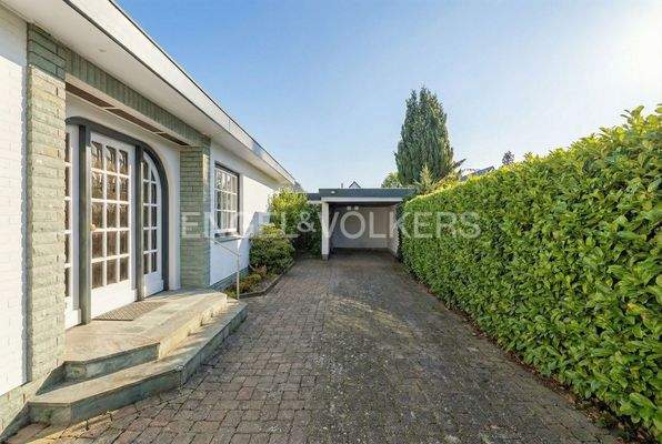 Eingang und Garage 1(KI-generiert Sommer)