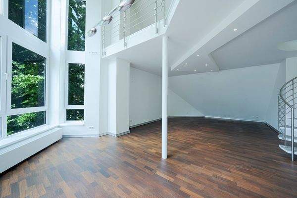 Ist-Zustand Wohnbereich mit Galerie und Zugang zur Terrasse