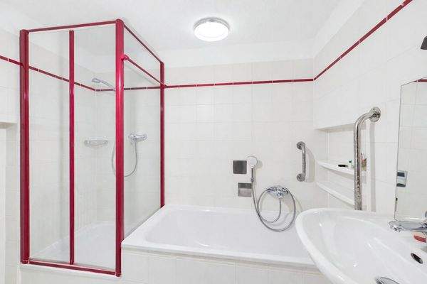 geräumiges Badezimmer mit separater Dusche und Badewanne