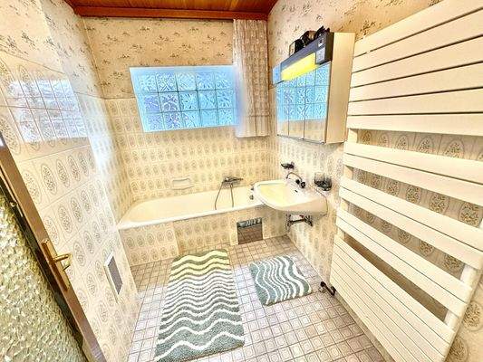 Badezimmer mit Badewanne OG