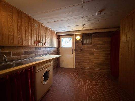 Kellerraum mit Ausgang in den Garten