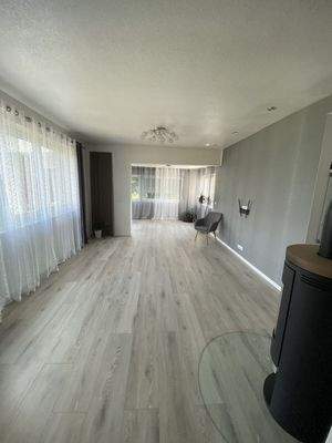 Wohnzimmer mit Kamin große Wohnung rechts, im Hintergrund der Anbau