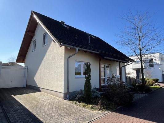 Straßenansicht & Garage