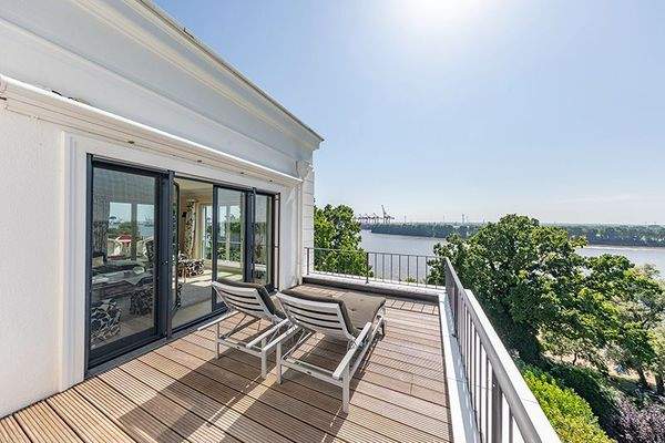 ... mit Zugang zum zweiten Südbalkon mit grandiosem Blick gen Süden und Westen