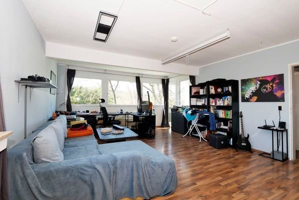 Wohnzimmer mit Balkonzugang