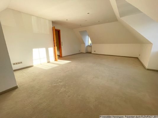 riesiges Schlafzimmer im DG