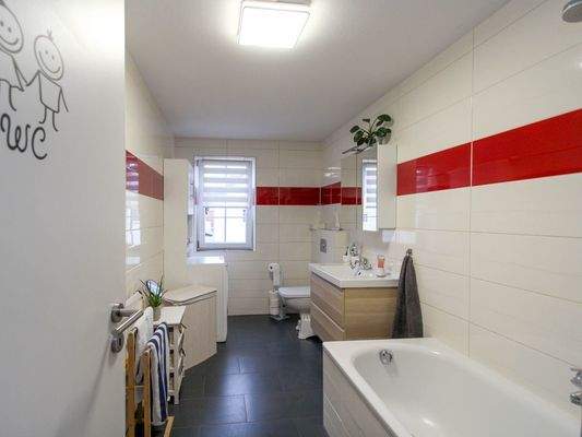 Badezimmer mit Duschwanne (Wohnung 2)