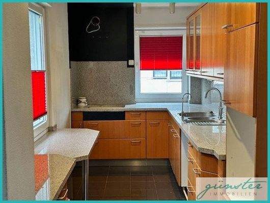 Einbauküche Obergeschoss mit Granitarbeitsplatte