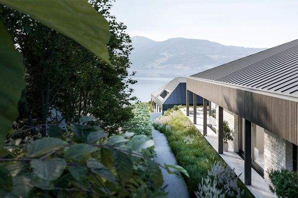 Harmonisch in die prachtvolle Naturkulisse des Salzkammerguts eingebettet