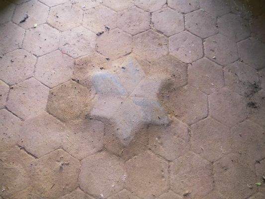 Stern im Fliesenboden