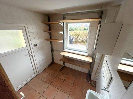 Waschküche mit Nebeneingang