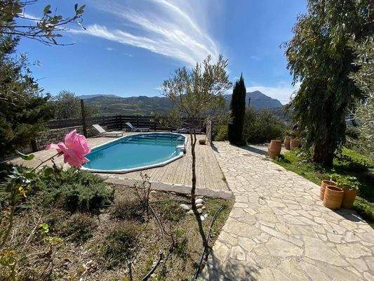 2 komplett ausgestattete Steinvillen mit schönen Gärten und 3 zusätzlichen Baurechten