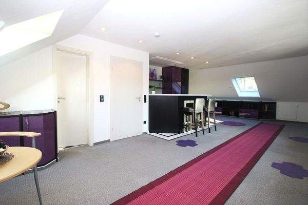 … großem Wohnbereich und …