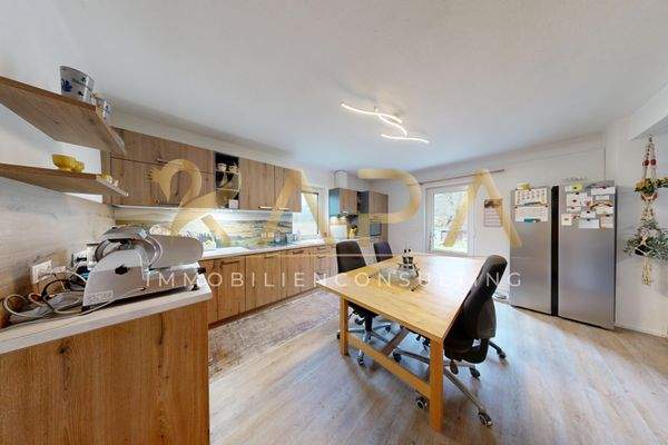 Küche und Wohnzimmer