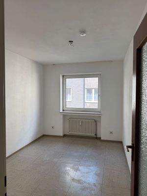 Leeres Zimmer mit Fenster