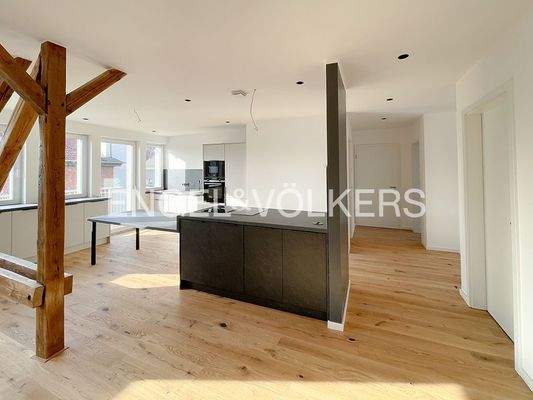 Blick vom Wohnbereich in den großzügigen Koch-/Essbereich