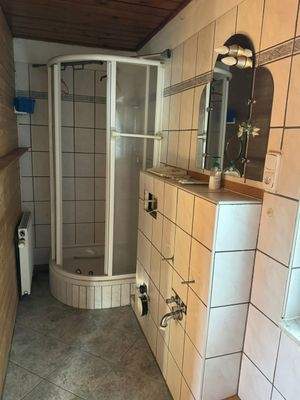Badezimmer mit Dusche