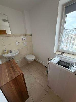 Gäste-WC mit Waschmaschinenanschluss