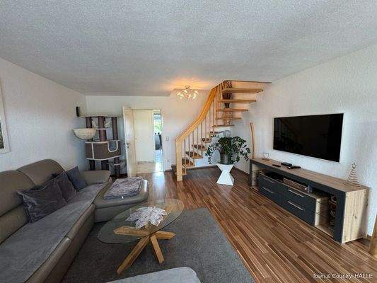 Wohnzimmer mit Treppe