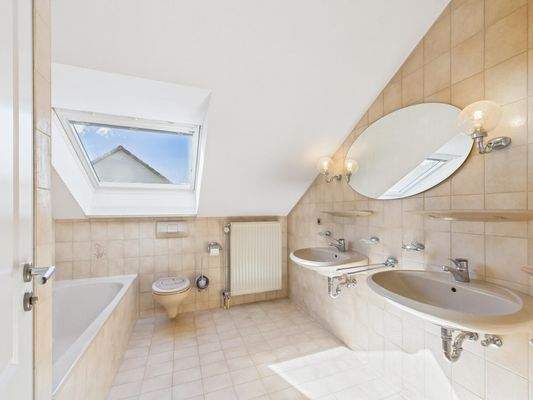 Großzügiges Familienbad mit Tageslicht