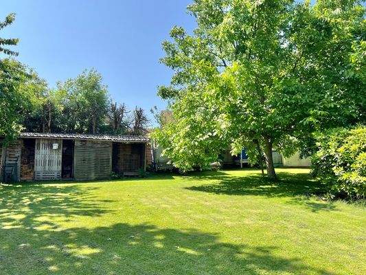 Großer Garten mit Unterstellmöglichkeiten