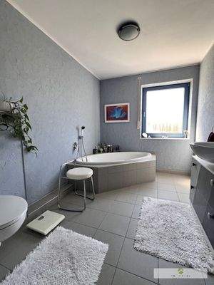 Ihr Tageslicht-Whirlpool-Bad im Dachgeschoss