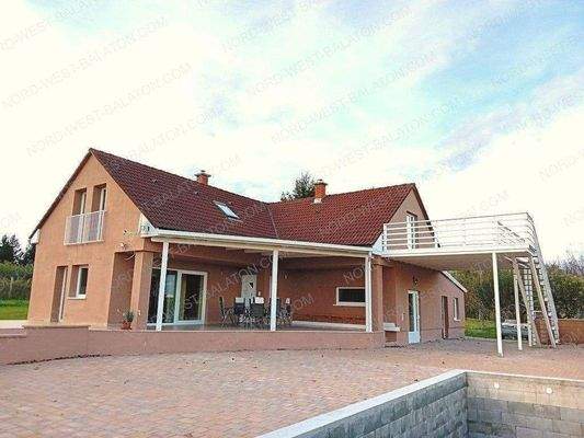 Außenansicht mit überdachter Terrasse