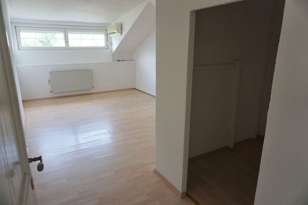 Schlafzimmer + begehbarer Kleiderraum DG