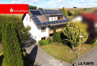 Ansicht von der Straße mit Blick ins Feld