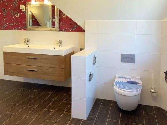 mit Doppelwaschtisch