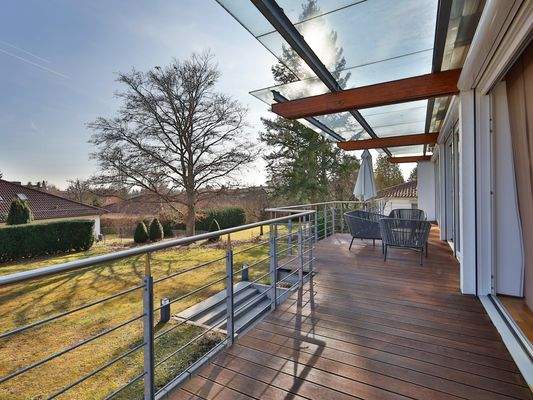 Überdachte, lichtdurchflutete Terrasse