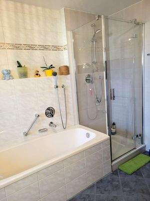 Wanne z. Relaxen - Duschen z. Erfrischen.jpg