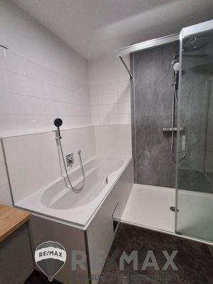 14 Bad mit Dusche und Wanne