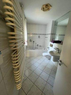 Badezimmer mit Wasse und Dusche.jpeg